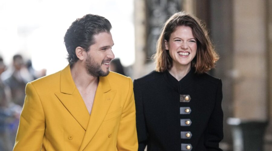 PARIGI, FRANCIA - 19 GENNAIO: Kit Harington e Rose Leslie sono visti all'esterno di Louis Vuitton, durante la Settimana della Moda di Parigi - Moda Uomo Autunno Inverno 2023 2024: Terzo giorno il 19 gennaio 2023 a Parigi, Francia. (Foto di Edward Berthelot/Getty Images).