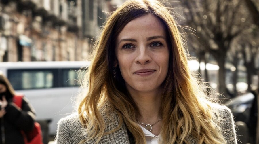 Laura Adriani (Paola Montella) in una scena di 
