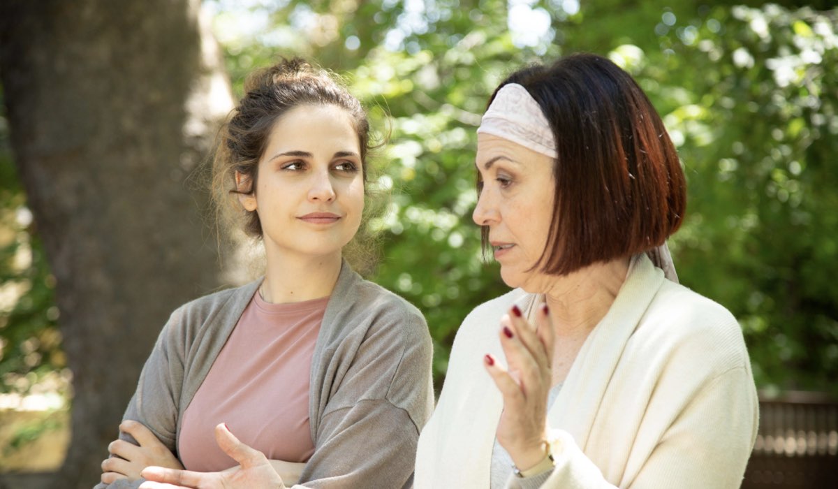 Da sinistra: Laura Ledesma (Julia) e Cristina De Inza (Diana) in una scena di “Un altro domani”. Credits: Mediaset
