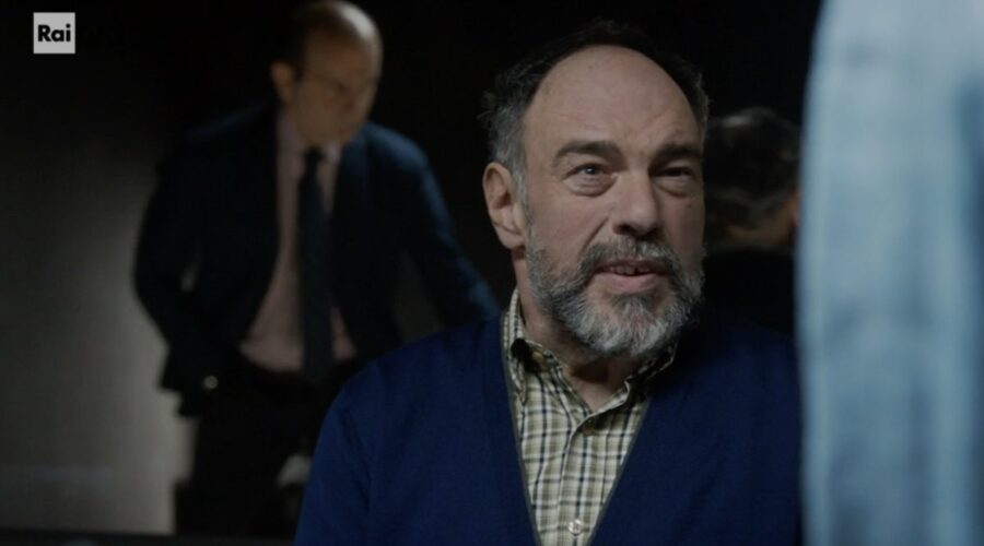 Franco Ravera (Carlo Mastorna) in un fotogramma del quinto episodio de “Le indagini di Lolita Lobosco”, seconda stagione. Credits: Fotogramma/Rai.