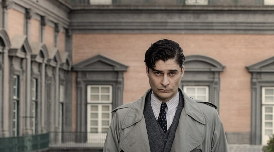 Lino Guanciale (Luigi Alfredo Ricciardi) in una scena de 