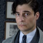 Lino Guanciale (Luigi Alfredo Ricciardi) in una scena de 