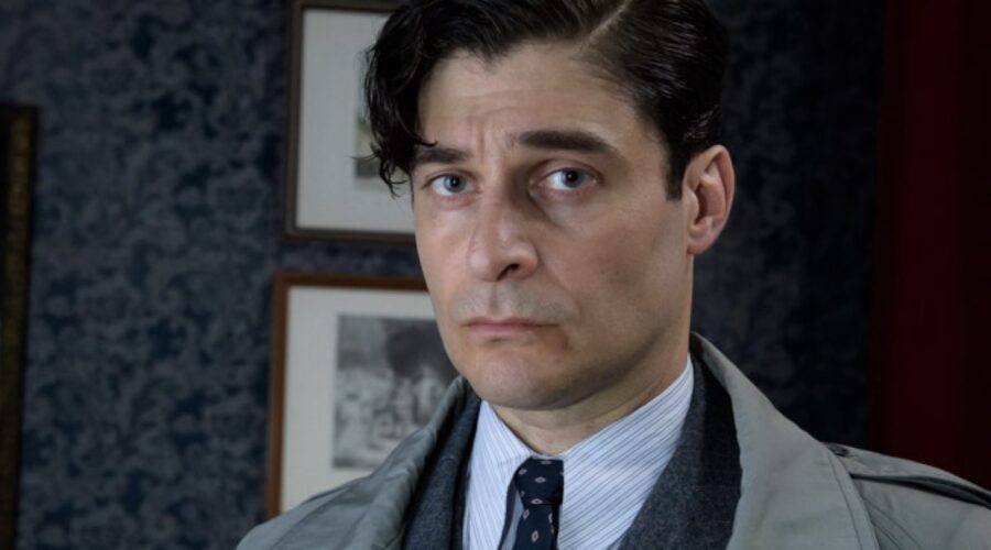Lino Guanciale (Luigi Alfredo Ricciardi) in una scena de 
