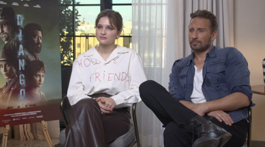 Da sinistra: Lisa Vicari e Matthias Schoenaerts intervistati da Tvserial.it. Credits: Tvserial.it.