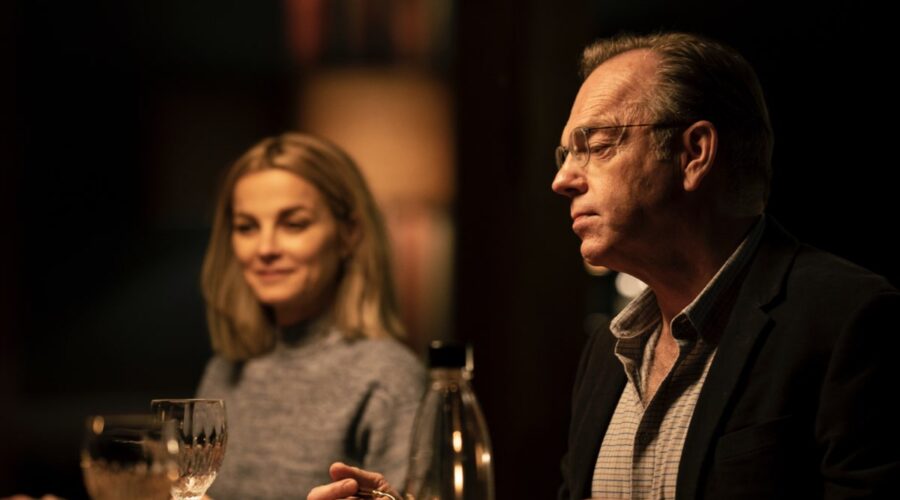 Da sinistra: Clara (Bojana Novakovic) e Glen (Hugo Weaving) in una scena di “Love Me”. Credits: Sarah Enticknap/Binge/Paramount+.
