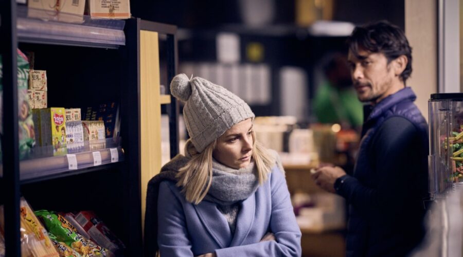 Da sinistra: Peter (Bob Morley) e Clara (Bojana Novakovic) in una scena di “Love Me”. Credits: Sarah Enticknap/Binge/Paramount+.