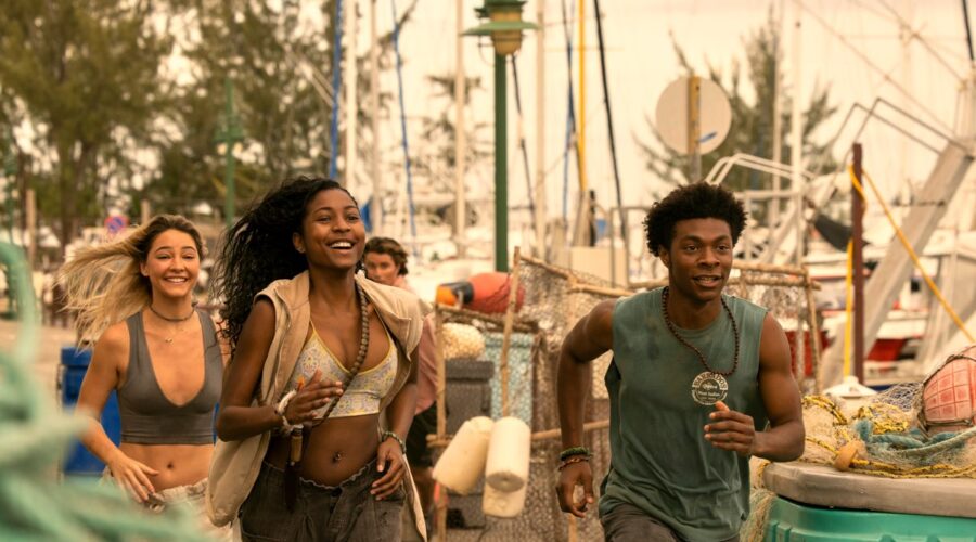 Da sinistra: Madelyn Cline, Carlacia Grant e Jonathan Daviss in una scena di 