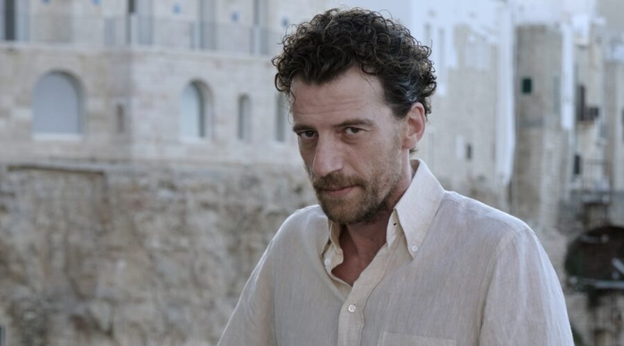 Maurizio Lastrico (Gregorio) in una scena di 