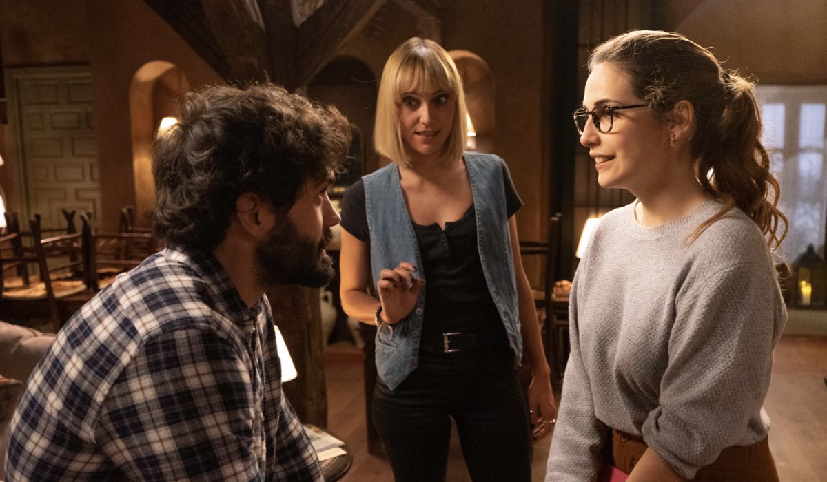 Da sinistra: Oliver Ruano (Tirso Noguera), Mónica Miranda (Olga) e Laura Ledesma (Julia) in una scena di “Un altro domani”. Credits: Mediaset
