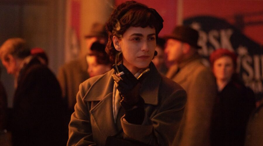 Al centro: Miriam Leone interpreta Oriana Fallaci nella serie tv “Miss Fallaci”. Credits: Paramount/Minerva.