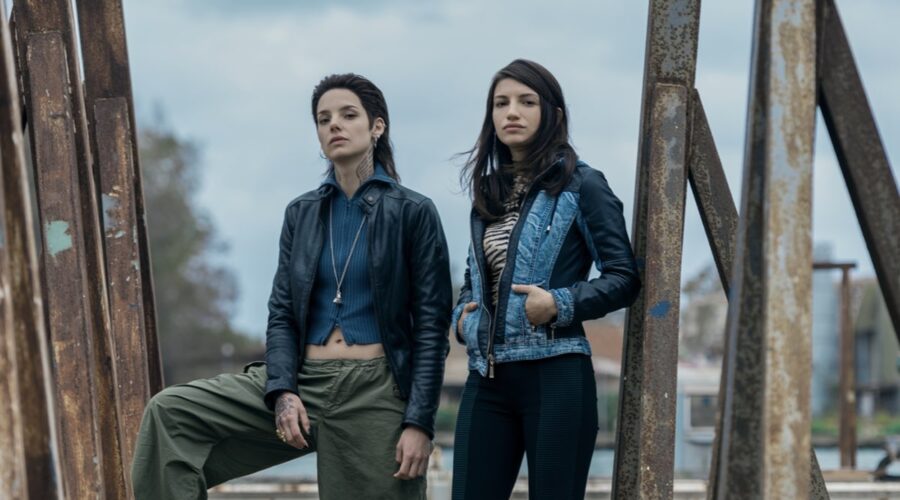 Da sinistra: Federica Sabatini (Nadia Gravone) e Carlotta Antonelli (Angelica Sale) in una scena di “Suburræterna”. Credits: Emanuela Scarpa / Netflix).