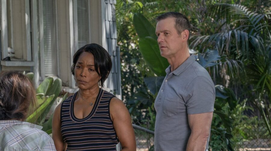 Da sinistra: Angela Bassett e Peter Krause nella sesta stagione di “9-1-1”. Credits: Disney+.