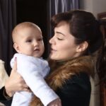 Da sinistra: Ömer Fethi Canpolat (Adnan Yaman Jr.) e Hilal Altinbilek (Züleyha) in una scena di 