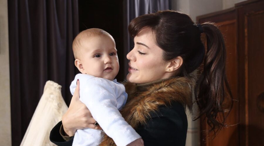 Da sinistra: Ömer Fethi Canpolat (Adnan Yaman Jr.) e Hilal Altinbilek (Züleyha) in una scena di