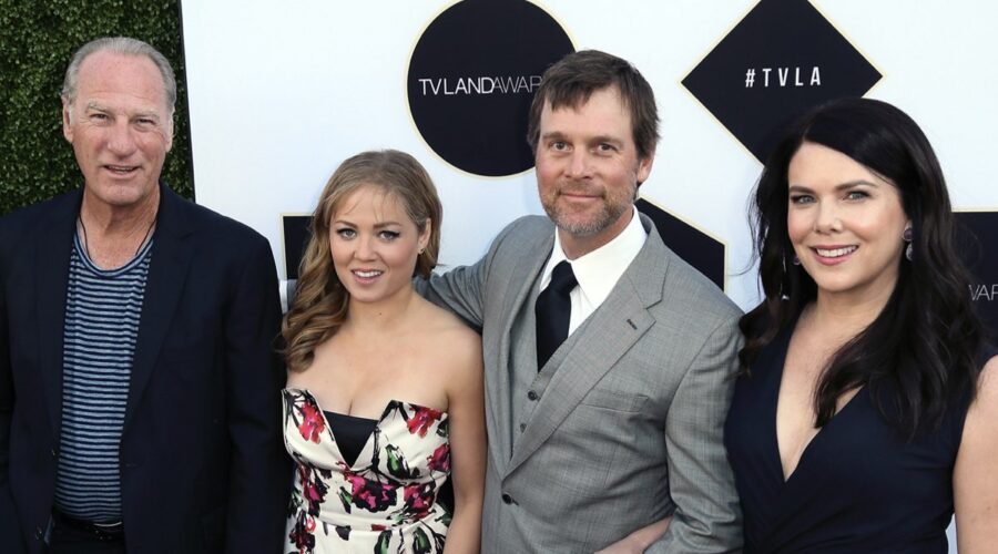 BEVERLY HILLS, CA - APRIL 11: (L-R) Actors Craig T. Nelson, Erika Christensen, Peter Krause and Lauren Graham attend the 2015 TV Land Awards at the Saban Theatre on April 11, 2015 in Beverly Hills, California. (Photo by David Livingston/Getty Images).