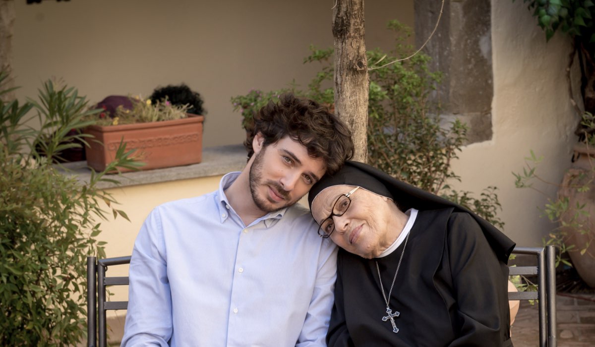 Da sinistra: Pierpaolo Spollon (Emiliano Stiffi) e Valeria Fabrizi (Suor Costanza) in un posato per