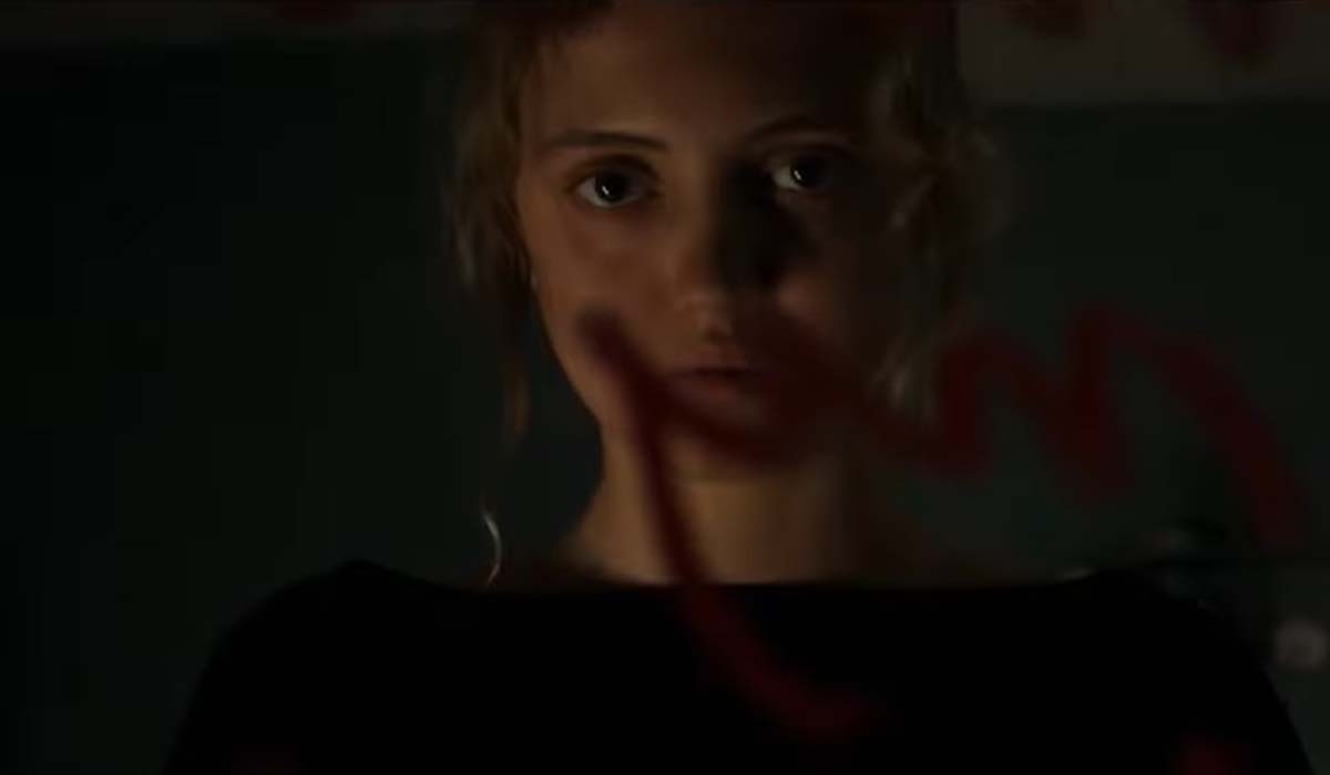 Amelia Clarkson interpreta Wren Davies in Red Rose. Credits: BBC/Netflix.