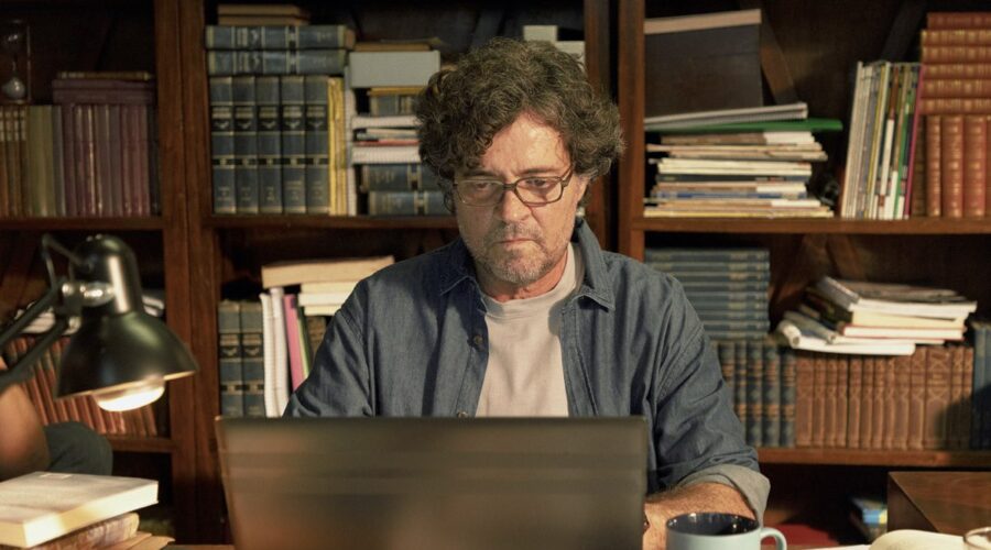 Un'immagine di Reinaldo (Felipe Camargo) nella serie tv “Il Santo”. Credits: Star/Disney+.