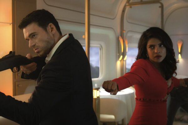 Da sinistra: Richard Madden e Priyanka Chopra Jones in una scena di “Citadel”. Credits: Amazon Prime Video.