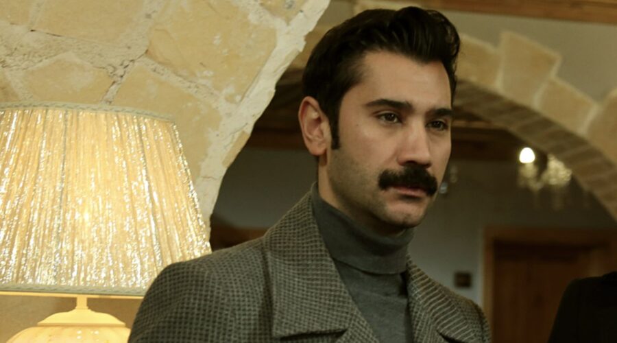 Ugur Günes (Yilmaz) in una scena di