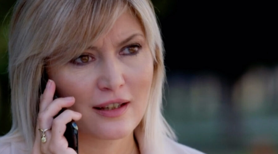 Screenshot di Chiara Conti (Lara) in una scena di 