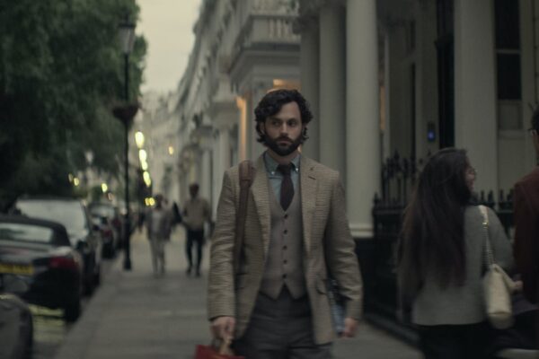 Joe Goldberg (interpretato da Penn Badgley) in una scena della quarta stagione di “You”. Credits: Courtesy of Netflix.