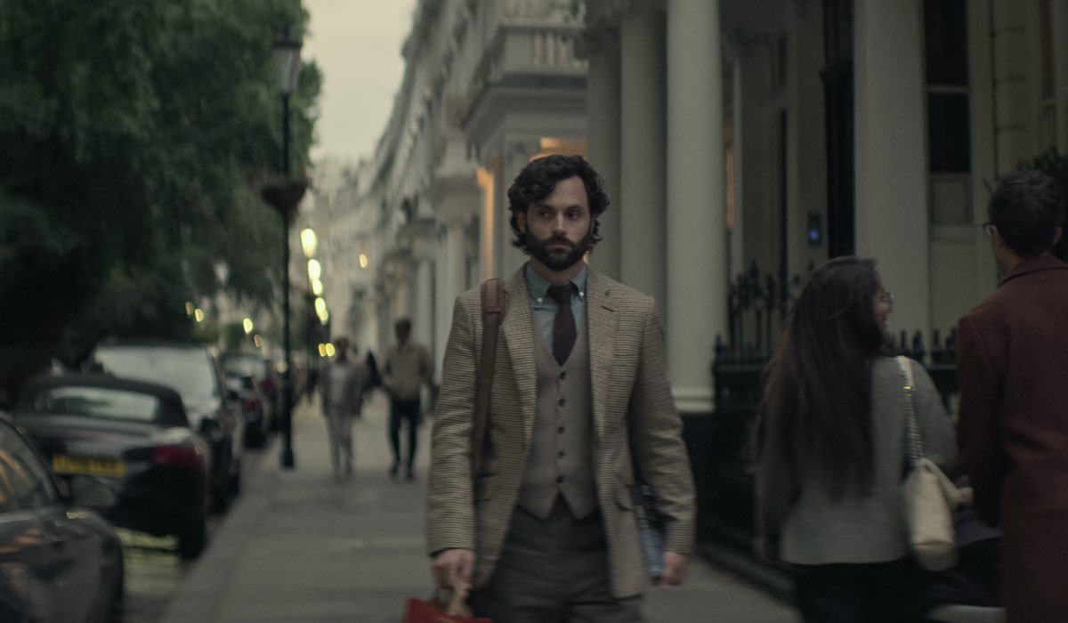 Joe Goldberg (interpretato da Penn Badgley) in una scena della quarta stagione di “You”. Credits: Courtesy of Netflix.