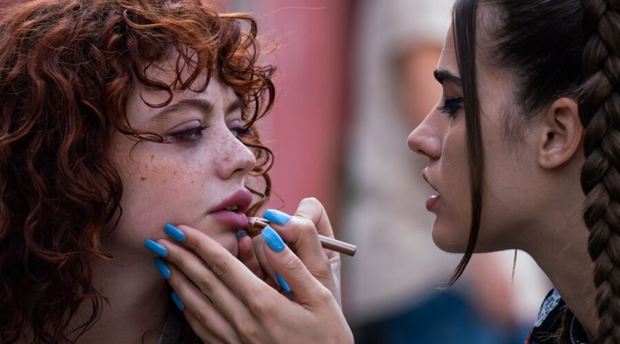 Serena De Ferrari (Viola) e Clara Soccini (Giulia) in una scena di 