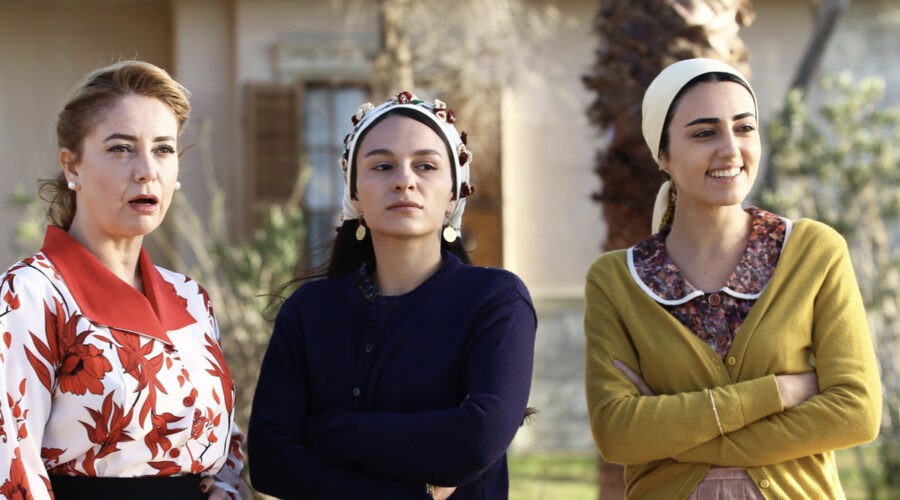 Da sinistra: Sibel Tasçioglu (Sermin), e Selin Yeninci (Saniye) e Selim Genc (Gulten) in una scena di