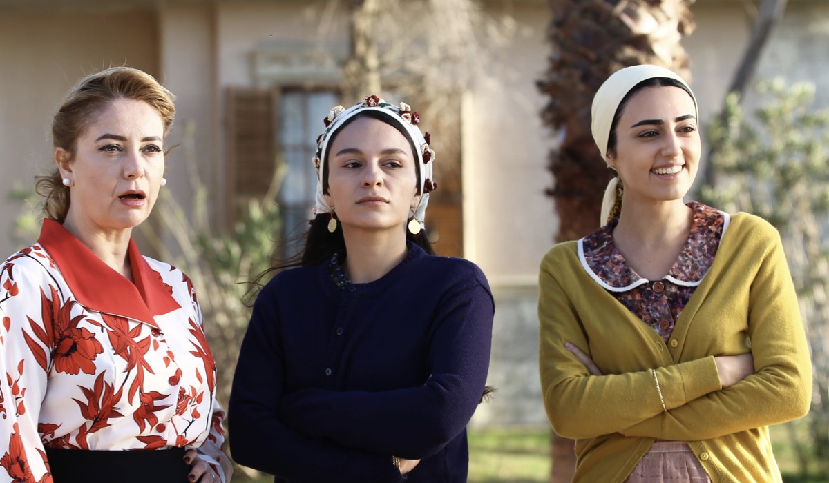 Da sinistra: Sibel Tasçioglu (Sermin), e Selin Yeninci (Saniye) e Selim Genc (Gulten) in una scena di