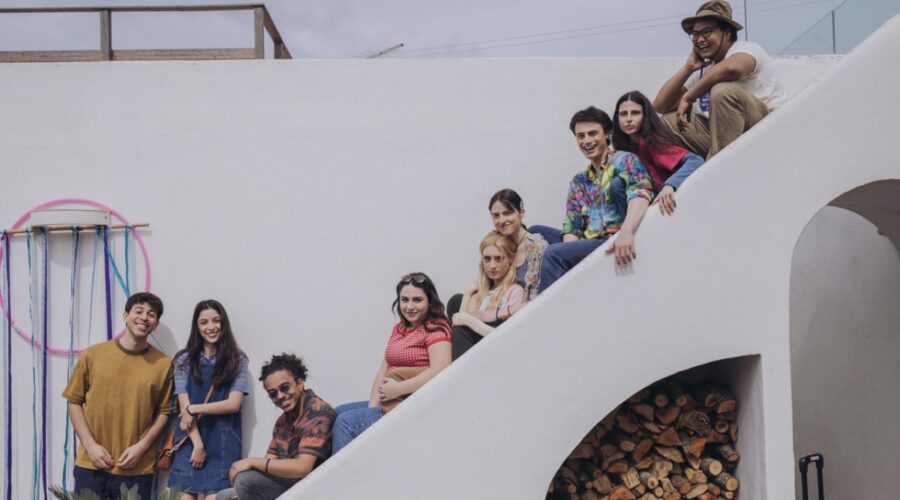 Il gruppo dei protagonisti della sesta stagione di “SKAM Italia”. Credits: Francesco Ormando/Netflix.