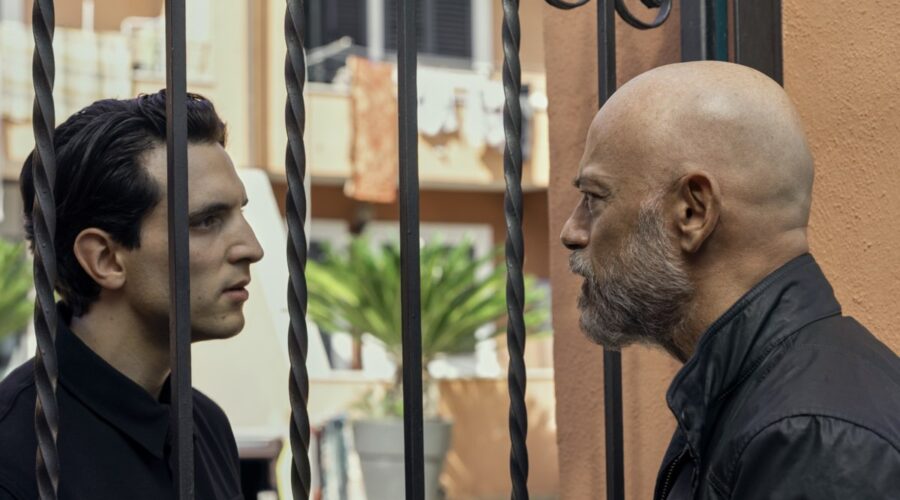 Da sinistra: Giacomo Ferrara (Spadino) e Filippo Nigro (Cinaglia) in una scena di “Suburræterna”. Credits: Emanuela Scarpa / Netflix)