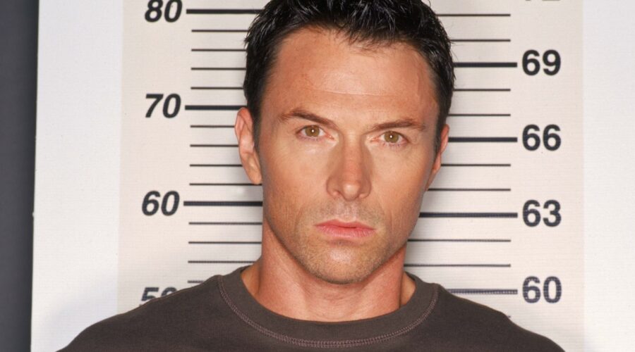Timothy Daly in una scena de 