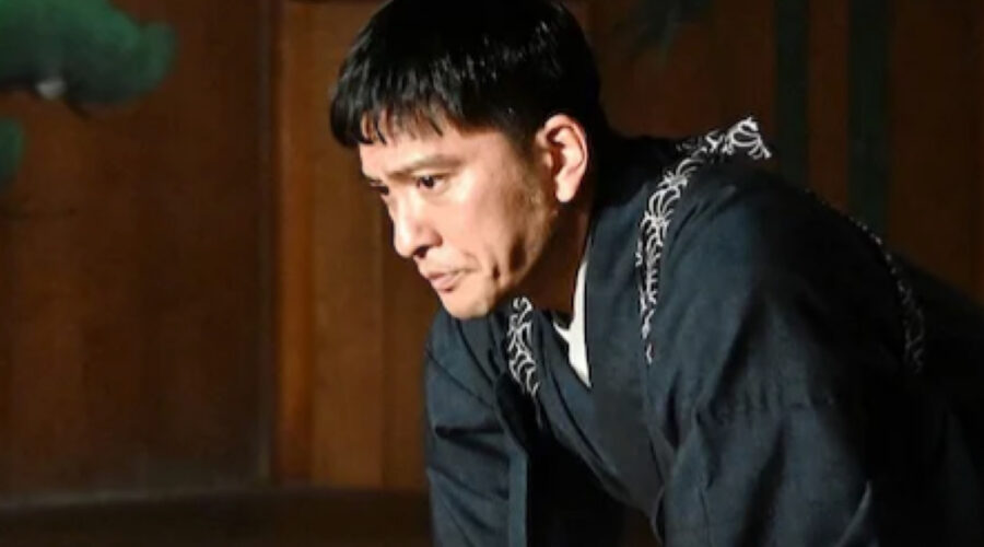 Tomoya Nagase in una scena di