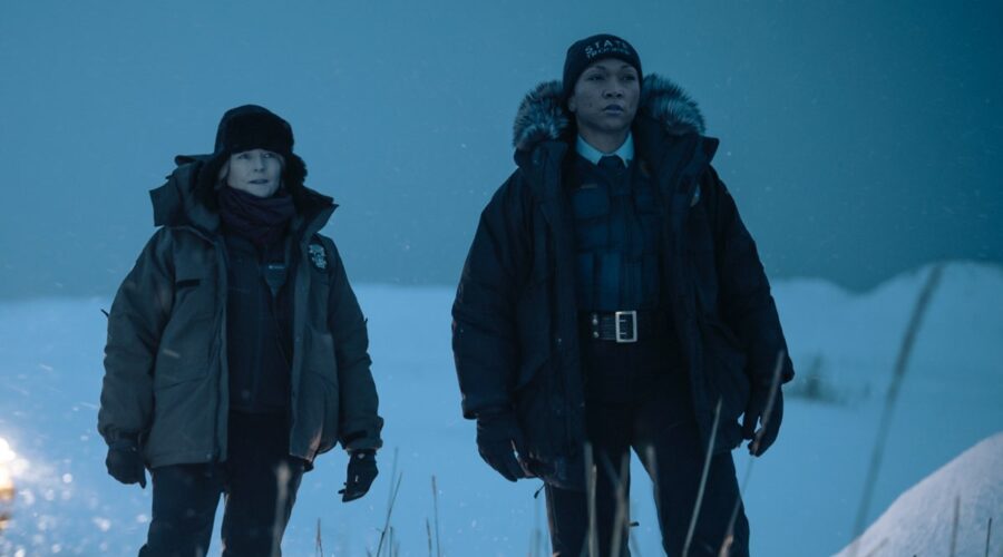 Da sinistra: Jodie Foster e Kali Reis in un'immagine della quarta stagione “True Detective: Night Country”. Credits: Sky Italia/Hbo.
