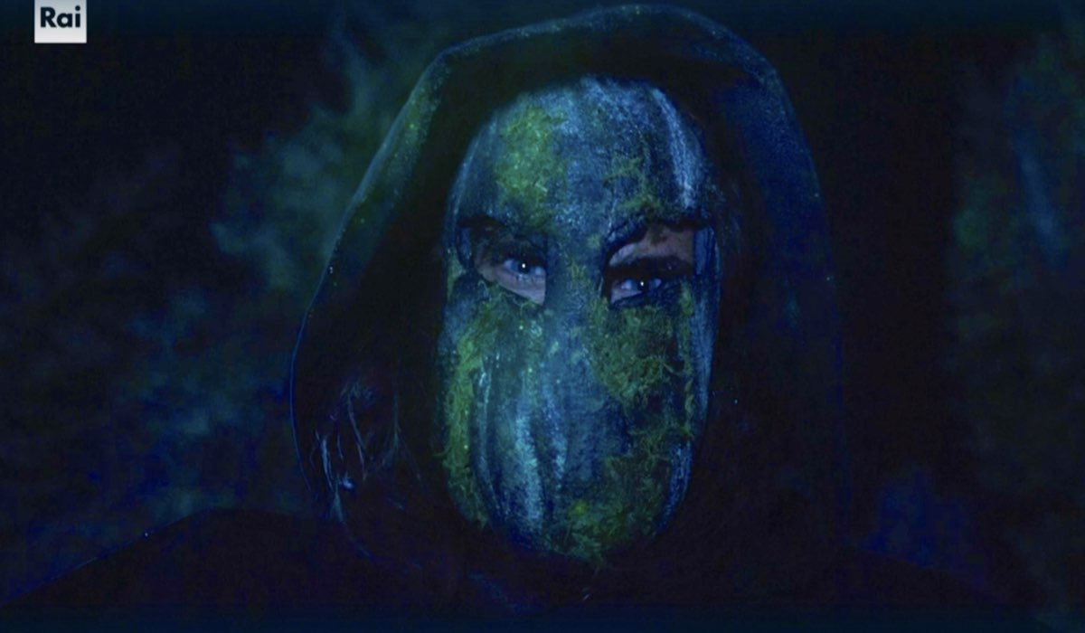 La maschera dell'“uomo col tabarro” vista da a Teresa nel secondo episodio di “Fiori sopra l'inferno - I casi di Teresa Battaglia”. Credits: Fotogramma/RaiPlay.