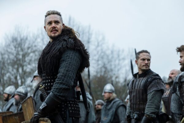L'ultimo regno: Sette re devono morire. (Da sinistra a destra) Alexander Dreymon nel ruolo di Uhtred, Arnas Fedaravicius nel ruolo di Sihtric e Mark Rowley nel ruolo di Finan in The Last Kingdom: Seven Kings Must Die. Cr. Per gentile concessione di Netflix © 2023.