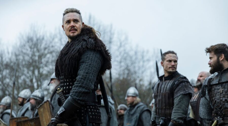 L'ultimo regno: Sette re devono morire. (Da sinistra a destra) Alexander Dreymon nel ruolo di Uhtred, Arnas Fedaravicius nel ruolo di Sihtric e Mark Rowley nel ruolo di Finan in The Last Kingdom: Seven Kings Must Die. Cr. Per gentile concessione di Netflix © 2023.