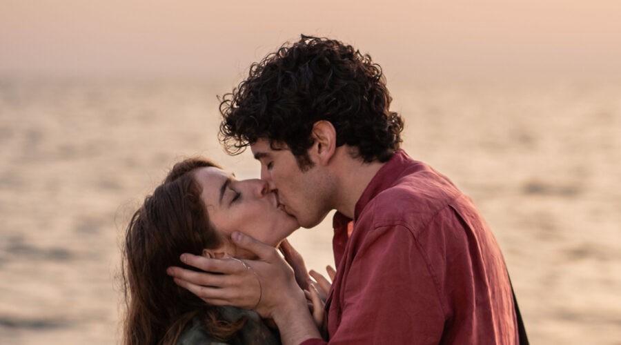 Da sinistra: Valentina Romani e Nicolas Maupas in 