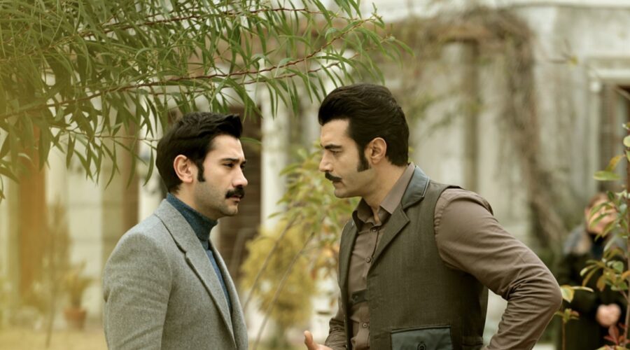 Da sinistra: Ugur Günes (Yilmaz) e Murat Ünalmis (Demir) in una scena di