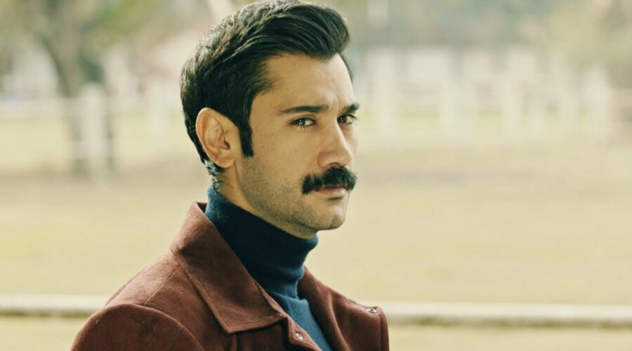 Ugur Günes (Yilmaz) in una scena di