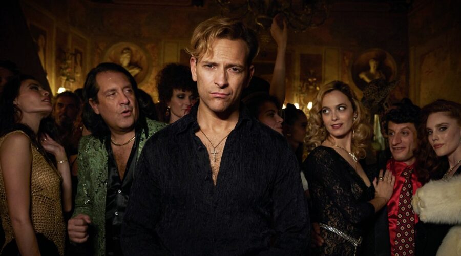 Alessandro Borghi nei panni di Rocco Siffredi sul set della serie tv “Supersex”. Credits: Lucia Iuorio/Netflix.