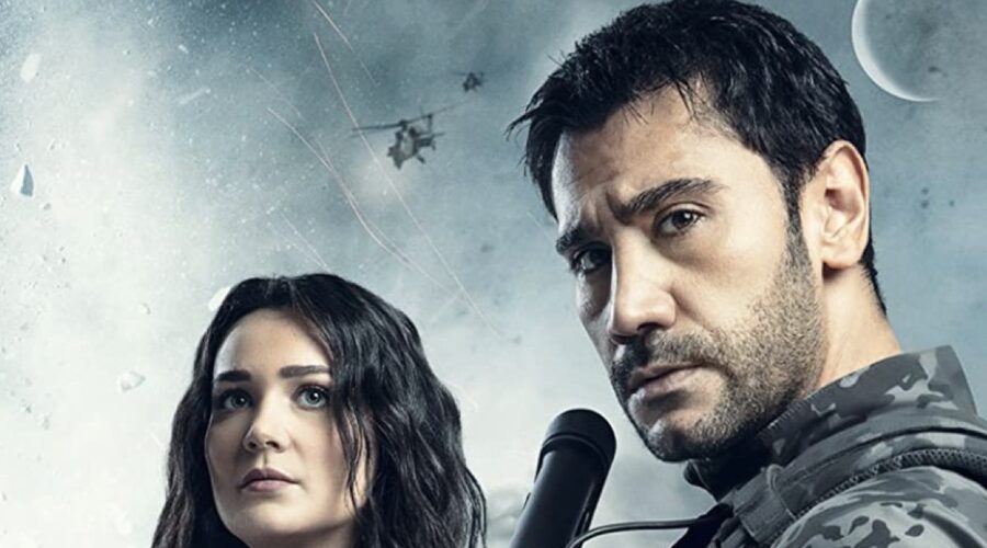 Da destra: Uğur Güneş e Gülsim Ali nella locandina di “Al Sancak”. Credits: Trt/Imdb.