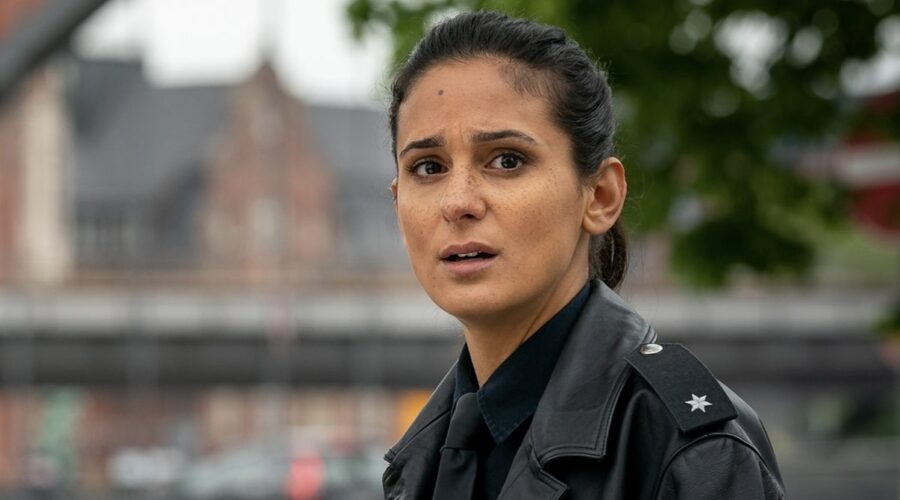 Aybi Era (Pinar) in una scena dell'episodio