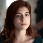 A sinistra: Maria Chiara Giannetta interpreta Anna in “Buongiorno, Mamma!”, qui in uno scatto della sesta puntata della seconda stagione. Credits: Rti Mediaset/Lux Vide.