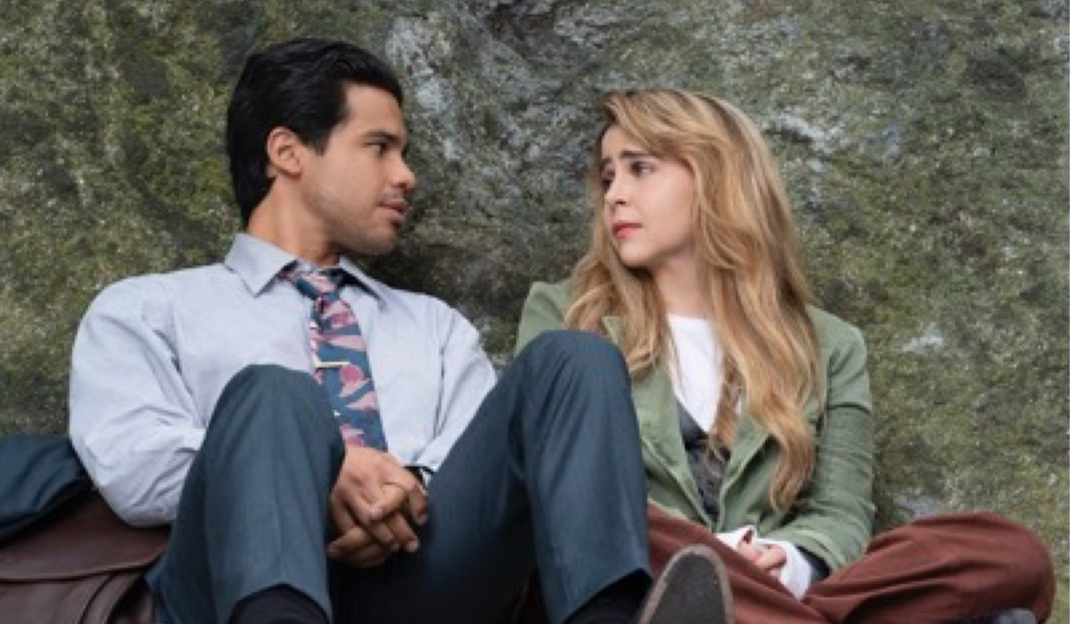 A sinistra: Carlos Valdes e A Mae Whitman in