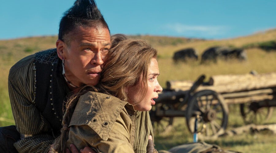 Da sinistra: Chaske Spencer Emily Blunt in una scena di 