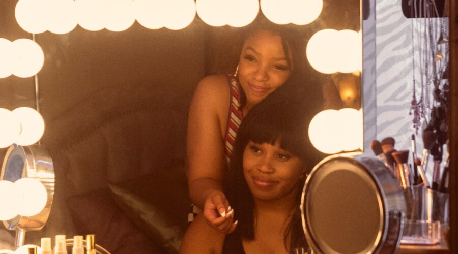 Chloe Bailey e Dominique Fishback in una scena di 