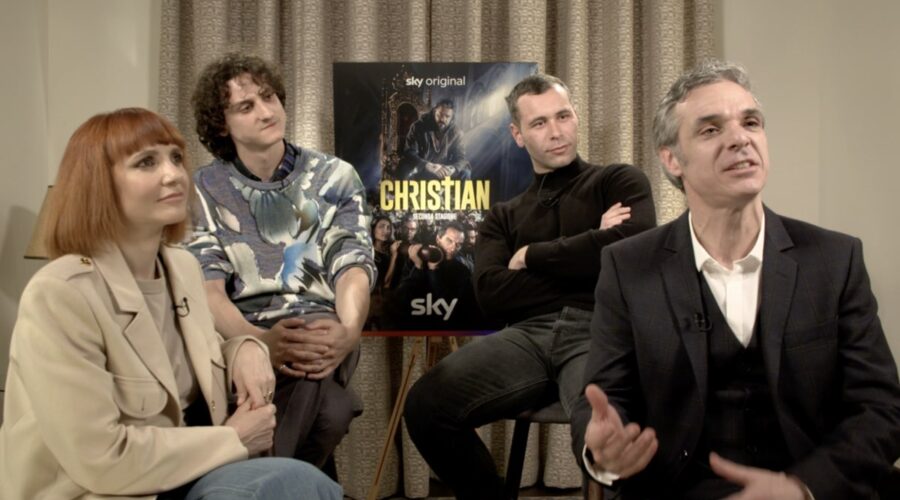 Da sinistra in alto: Antonio Bannò, Gabriel Montesi, Camilla Filippi e Francesco Colella nell'intervista di “Christian 2”. Credits: Cattura schermo/Sky/Tvserial.it.