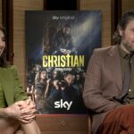 Da sinistra: Silvia D'Amico ed Edoardo Pesce nell'intervista di “Christian 2”. Credits: Cattura schermo/Sky/Tvserial.it.